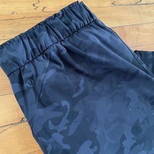 Lululemon high rise stretch pants 7/8 black and grey camo